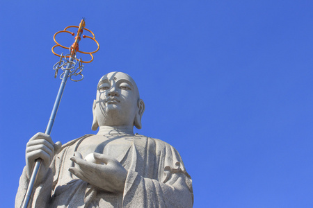 蔚蓝的天空，在 Donwai 寺大佛牧师中国风格