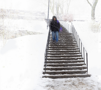 楼梯在雪中的人