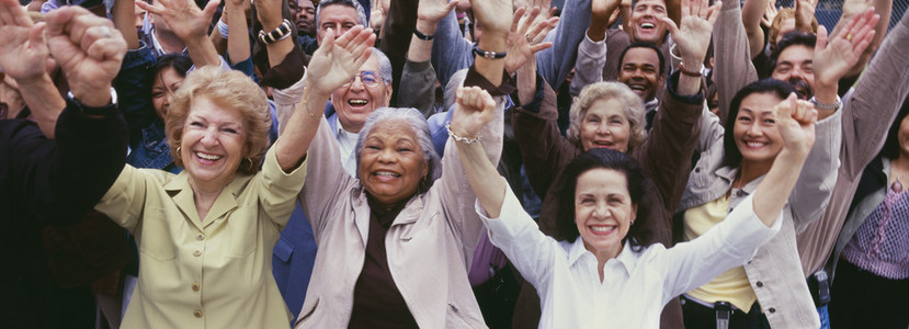 人们成就人们欢呼着双臂上举照片