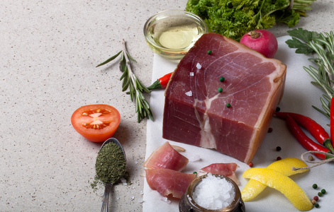 用草药和香料,盐,橄榄油和 sto 的番茄 jamon照片