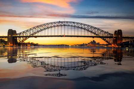 悉尼海港和大桥的全景在悉尼市日出, 新南威尔士, 澳大利亚