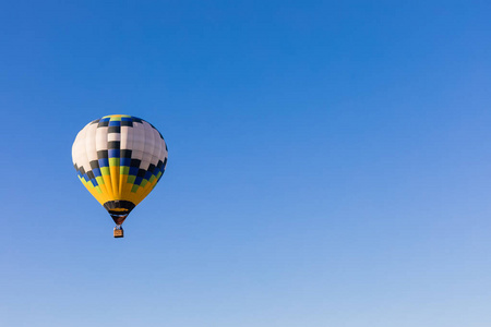 彩色热气球飞上天, 明信片概念照片