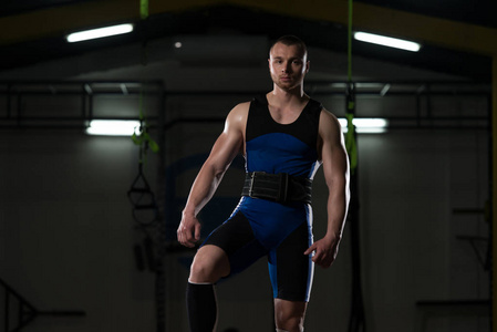 肌肉力量提升机健美运动员健身模型的肖像站立强摆运动后
