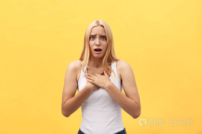 一个愉快的激动的妇女的画像在白衬衫与张开嘴查出在黄色背景照片 正版商用图片093xhz 摄图新视界 一个愉快的激动的妇女的画像在白衬衫与张开嘴查出在黄色背景照片 正版商用图片093xhz 摄图新视界