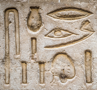 埃及的象形文字，在一座寺庙的墙上