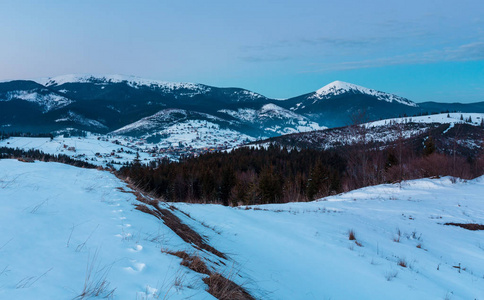 傍晚，黄昏，冬雪覆盖着阿尔卑斯山的高风琴山脉