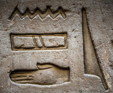 埃及的象形文字，在一座寺庙的墙上