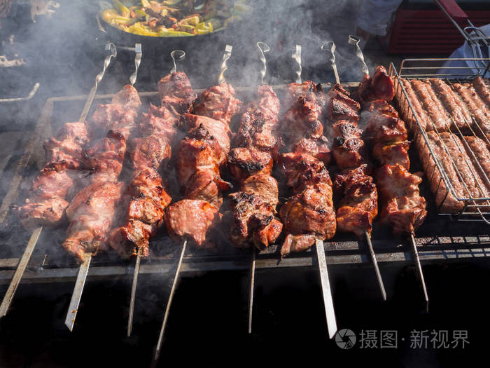 烟中的木炭烤烤肉串