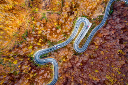 风景秀丽的秋季蜿蜒的道路在特兰西瓦尼亚