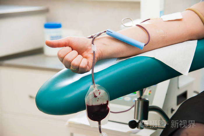 医生在输血献血单位从捐赠者在实验室医院