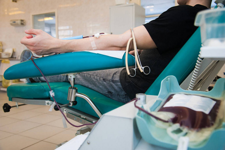 医生在输血献血单位从捐赠者在实验室医院