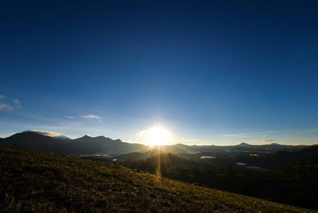 剪影看美丽的日出在高地与山, 自然背景。皇室高品质的免费股票形象日出或日落在山上。令人惊叹的阿甘山景观