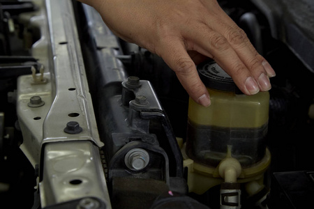 汽车修理车间汽车修理工是固定引擎