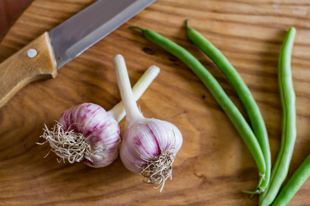 Coocking 和大蒜, 木桌上的新鲜蔬菜