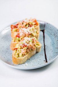 bruschetta 从挪威鲑鱼和蔬菜分离白色