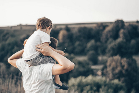 儿子拥抱爸爸爱的家庭.父亲和他的儿子小男孩在户外玩耍和拥抱.