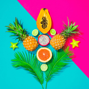 热带水果创意热带布局。叶子和丰富多彩的生动的文件。抽象色彩艺术背景。最小的夏季概念。平躺