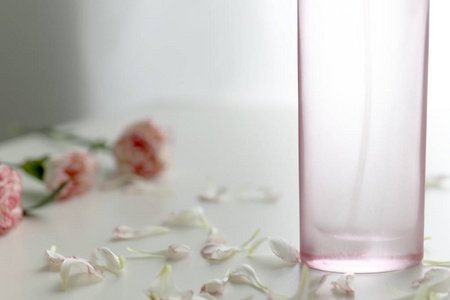 粉红色和白色康乃馨花和花瓣粉色香水瓶