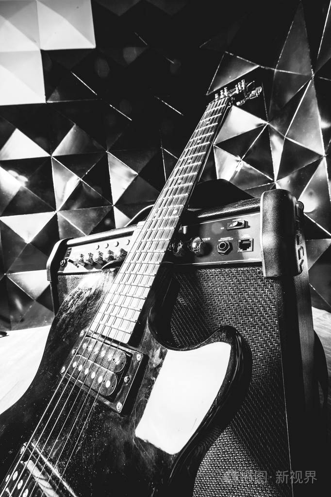 摄图新视界 照片 艺术 电吉他和经典放大器在深色背景上.jpg
