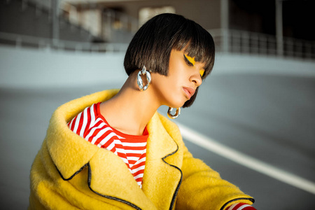 非典型的非裔美国人扭头, 露出她那长长的丝质脖子照片