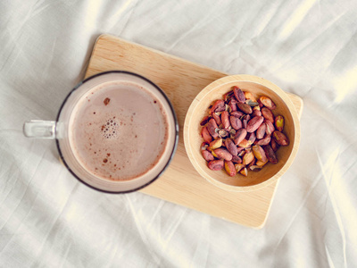 早上在床上供应的咸豆子和热巧克力的小点心