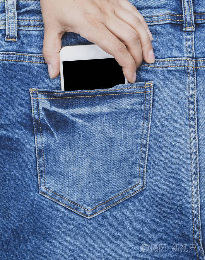 女性手从蓝色牛仔裤智能手机的后口袋里掏出一个空白的屏幕, 全框架