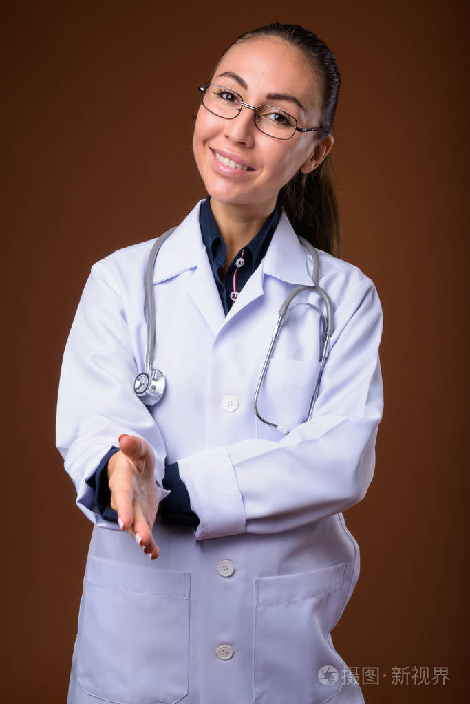 工作室拍摄年轻漂亮的女医生反对棕色 backgr照片-正版商用图片09499f