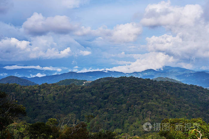 低云之间的山峰笼罩最遥远 有雾和云覆盖的山峰的景观 自然山背景 黎明时分山上美丽的夏日风景照片 正版商用图片0949wz 摄图新视界 低云之间的山峰笼罩最遥远 有雾和云覆盖的山峰的景观 自然山背景 黎明时分山上美丽的夏日风景照片 正版商用图片0949wz 摄图新视界
