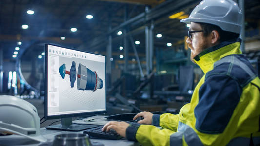 在重工业工厂的工业工程师在个人电脑设计涡轮/发动机在 3d, 使用 cad