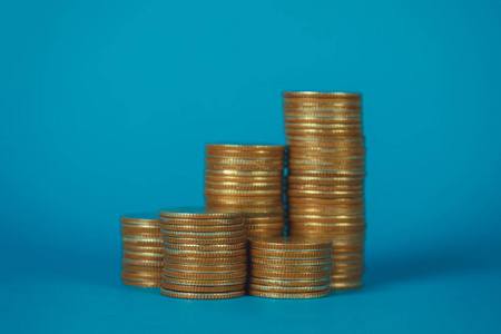 硬币列, 蓝色背景上的硬币堆, 商业和金融概念理念