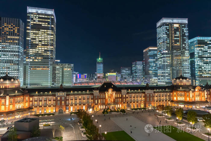 黄昏时东京站大楼.日本丸之内商业区东京站的景色