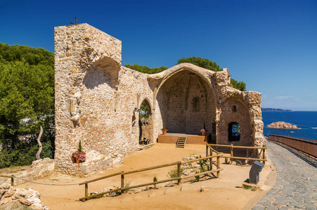 阳光下的堡垒托玛尔 de 3月在地中海海岸, 赫罗纳省, 西班牙的看法