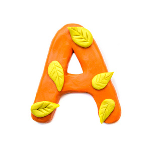 橡皮泥手工橙色字母 A 的英文字母表与黄色秋叶