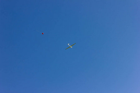 滑翔机在绞车开始在蓝天上在德国南部秋天阳光明媚的下午