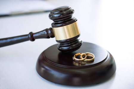 关于婚姻离婚和两个金婚戒的法官槌的特写