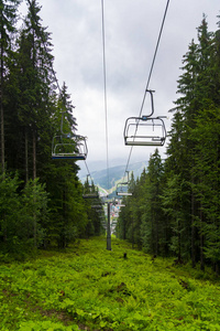 滑雪 chairlifts 在雨季的夏天山脉通过惊人的神话般的山森林在 Bukovel, 乌克兰喀尔巴阡山