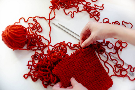 红色针织围巾, 没有完成。业余爱好和自由时间活动。针织线