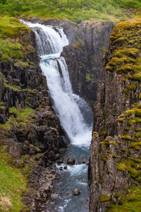 美丽和高瀑布 Fardagafoss 附近 Egilsstadir 在东部冰岛, 夏天时间
