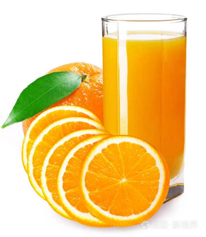 杯新鲜橙汁在白色背景上孤立