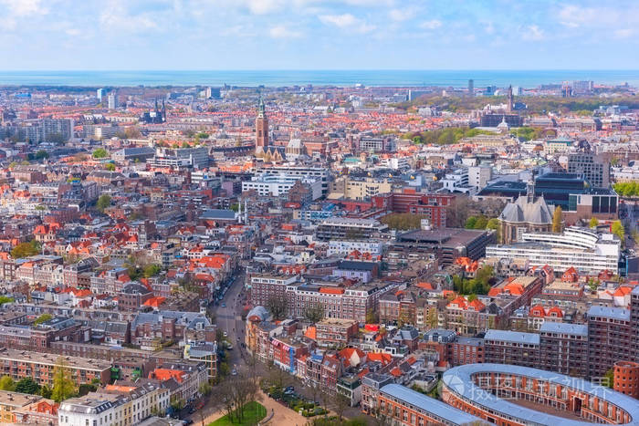 空中广角城市景观的海牙 (den haag), 天际线与北海和多云的蓝天