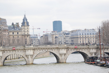 桥 pont neuf 横跨塞纳河畔