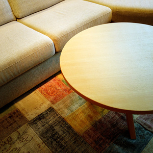 沙发和茶几上五彩缤纷的地毯图片