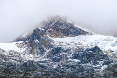 雪中山顶。秘鲁。冬天。日落