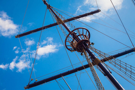 对蓝天冒险概念的古帆船高大桅杆与索具