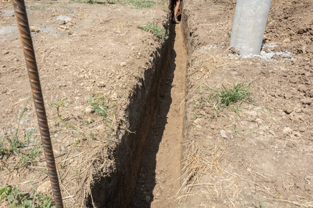 为新的水管的安装提供安全。水渠建设