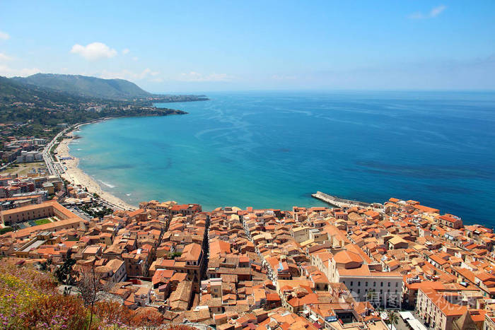 cefalu 老城区的鸟图与美丽的海滩和地中海, 西西里岛, 意大利