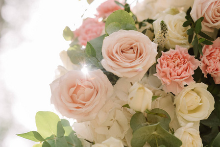 婚礼拱门上柔和色调的花朵的范围