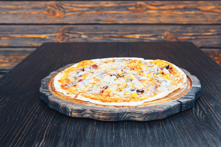 在木板上放奶酪披萨。意大利素食比萨