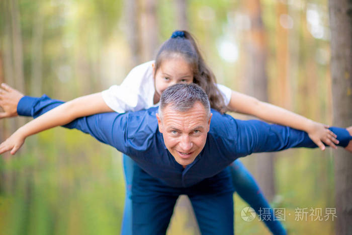 父女俩在公园里呆了一段时间女孩躺在她爸爸的背上