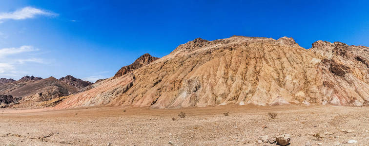 在美国加利福尼亚州的死亡谷国家公园, 在艺术家的驱动下, 沉积岩层形成。